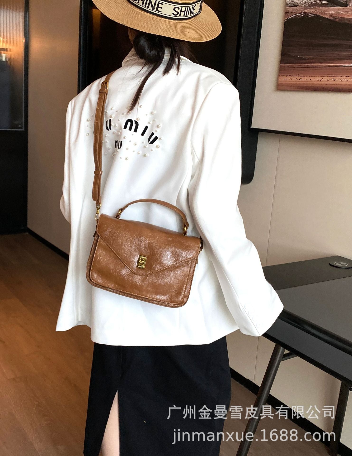 Messenger bag light luxury fashion 2024 new handbag women's large capacity commuter bag waxed cowhide shoulder messenger bag