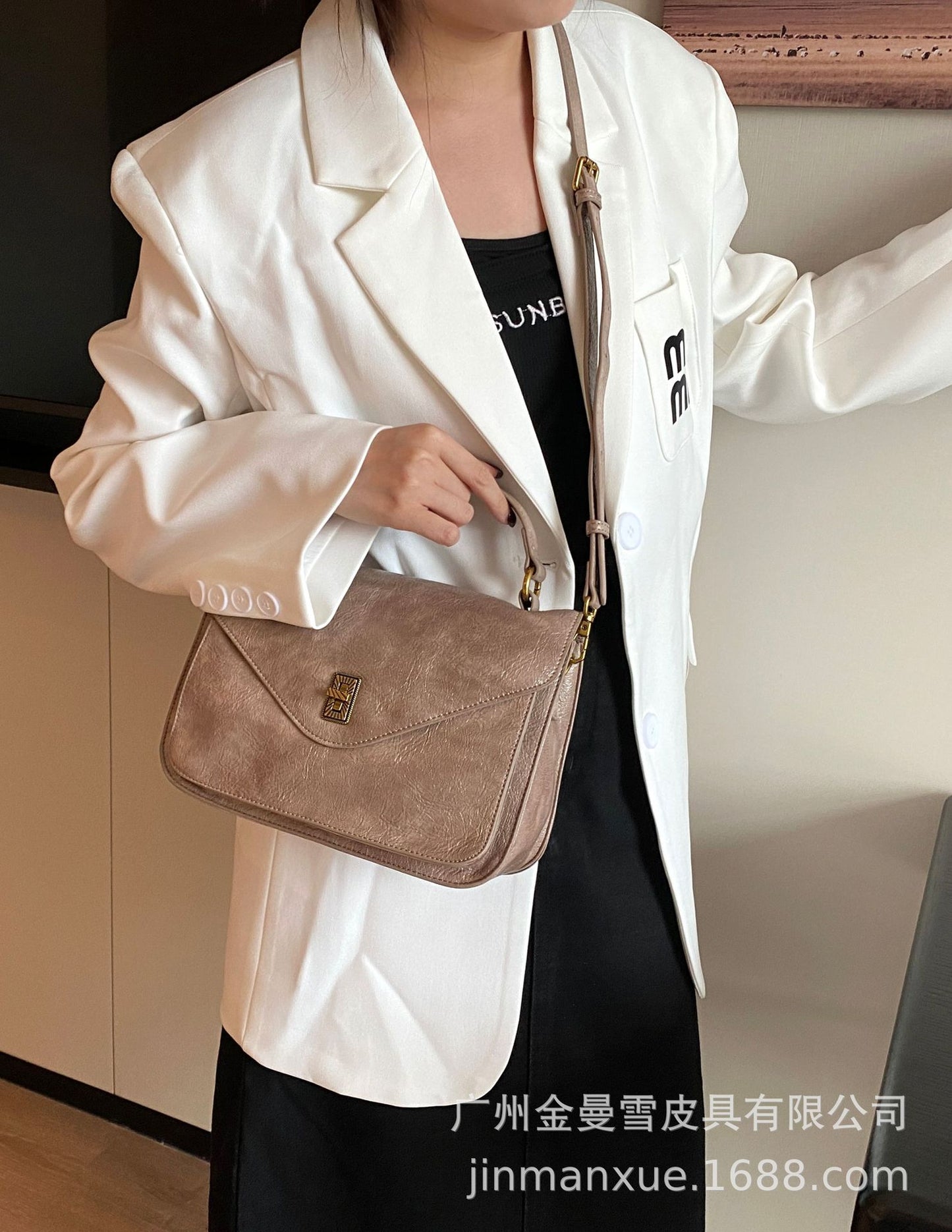 Messenger bag light luxury fashion 2024 new handbag women's large capacity commuter bag waxed cowhide shoulder messenger bag