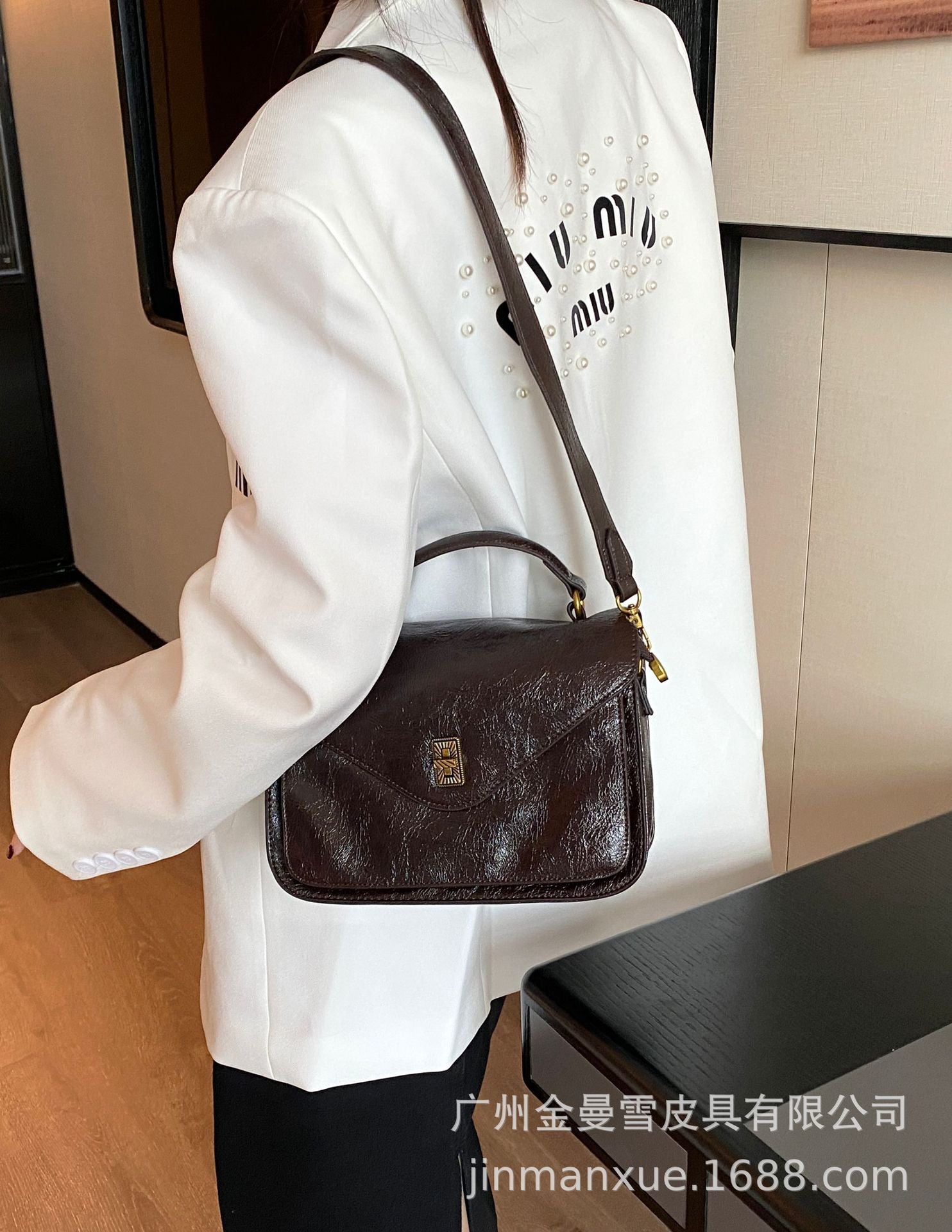 Messenger bag light luxury fashion 2024 new handbag women's large capacity commuter bag waxed cowhide shoulder messenger bag