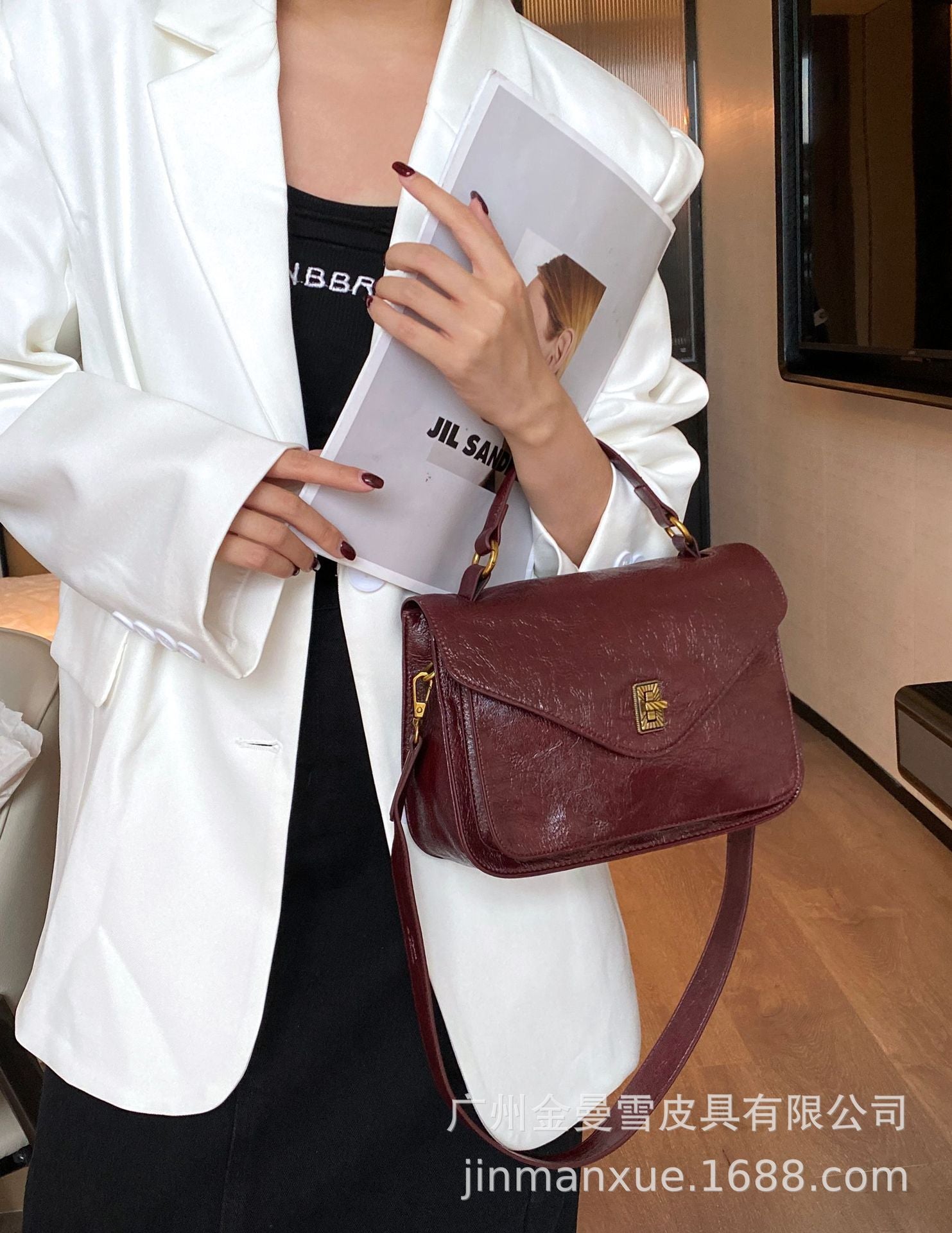 Messenger bag light luxury fashion 2024 new handbag women's large capacity commuter bag waxed cowhide shoulder messenger bag