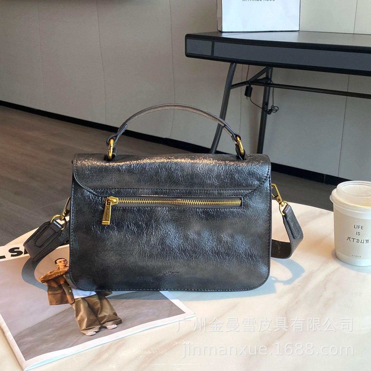 Messenger bag light luxury fashion 2024 new handbag women's large capacity commuter bag waxed cowhide shoulder messenger bag