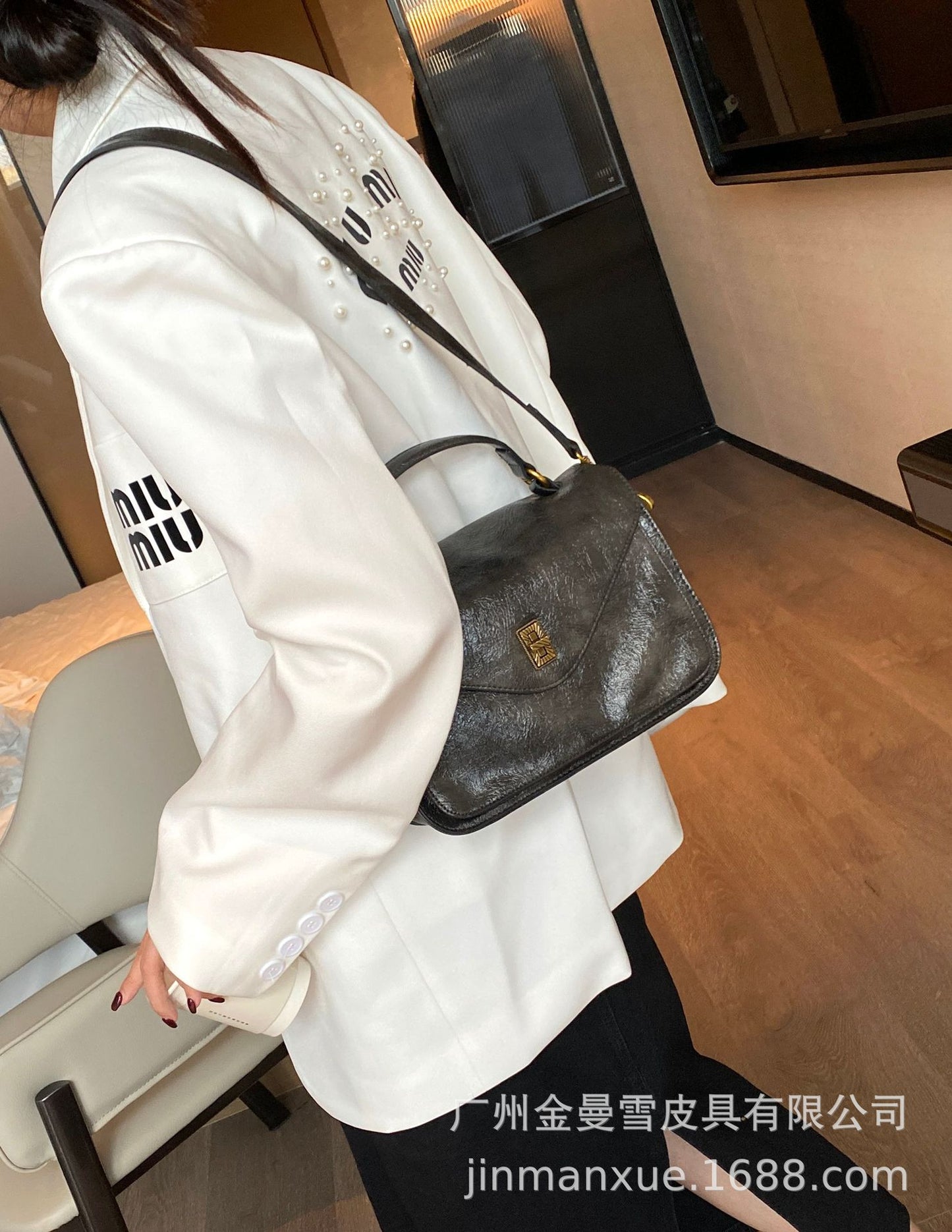 Messenger bag light luxury fashion 2024 new handbag women's large capacity commuter bag waxed cowhide shoulder messenger bag